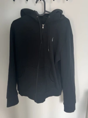 Polo hoodie  - Säljer denna feta polo traicksuit hoodien för en väldigt billig peng. Tröjan är i pang skick och i storleken S. Hör av er vid funderingar 😊
