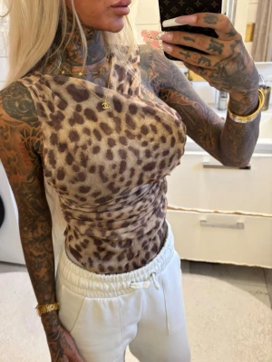 Leopard body  - Leopard body, endast använd vid ett tillfälle 🌸 ▪️ Instagram: Ginise  #bodysuit #leopard #leopardbody #zara 
