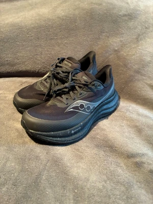 Saucony Triumph 23 Gore-Tex - Skor från Saucony | Storlek: 40,5 | Svarta | Vattentäta | Funkar som vardagligt eller löpning | Som nya |