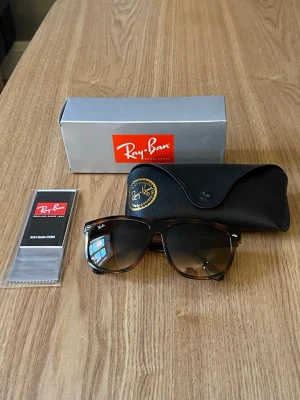 Rayban Boyfriend - Sjukt feta Raybans nu under sommaren och i höst. Väldigt bra skick och knappt använda sedan jag köpte dem. Säljer nu på grund av att jag tycker att dem är lite stora och vill hitta ett par mindre. Kan även tänka mig byta mot ett par mindre i samma skick. Storlek 60. Bara höra av dig om du har frågor och funderingar👍 Kan kanske tänka mig att gå ner i pris vid snabb affär. 