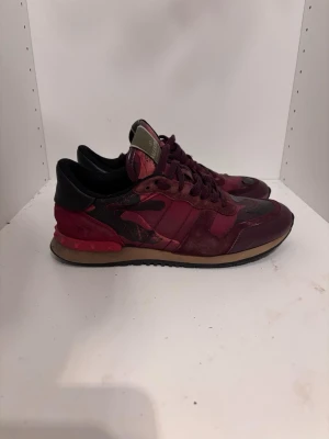 Valentino rockrunners. - Säljer dessa sjukt snygga och unika valentino rockrunners k storlek 41, skriv om frågor😊