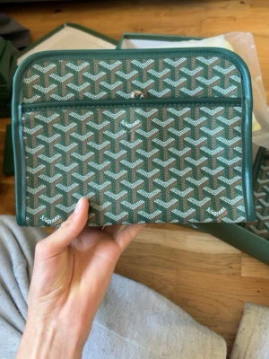 Väska/neccesär - Säljer en stilren G@yard necessär/clutch i klassisk design. Perfekt för resor eller som en exklusiv vardagsaccessoar. Rymlig, praktisk och tidlös med det ikoniska G@yard-mönstret. Mycket fint skick. Hör av dig vid intresse!