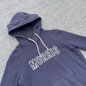 Morris hoodie - Säljer denna riktigt feta Morris hoodien! Storlek: S⭐️Skick: 9/10🌟Hör gärna av er om ni har funderingar👏