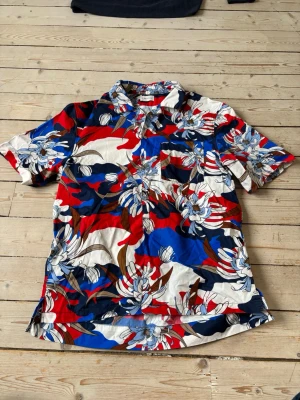 100% äkta Moncler Hawaii skjorta. - Äkta Moncler skjorta/piké. Original pris 8000kr. Priset inte hugget i sten 