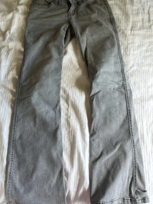Ljusgrå jeans  - Hej! Jag säljer mina knappt använda jeans från lager 157. Storlek xs