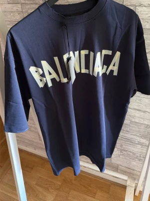 Finaste T-shirt  - Den är för stor på mig storlek xl men de känns xxl 