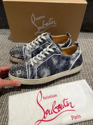 Christian Louboutin skor - Hej, säljer nu dessa svin snygga Christian Louboutin skor. Skorna är i bra skick!  Begränsat antal boxar och dustbag. Hör av dig vid frågor.