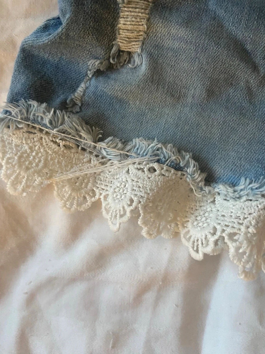 Blå jeansshorts med spetskant