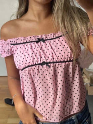 Rosa prickig topp - En rosa prickig topp i storlek S.