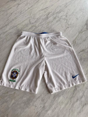 Brasilien Shorts - fräscha brasilien shorts storlek junior L sitter som en XS. inget fel på dom bra skick!