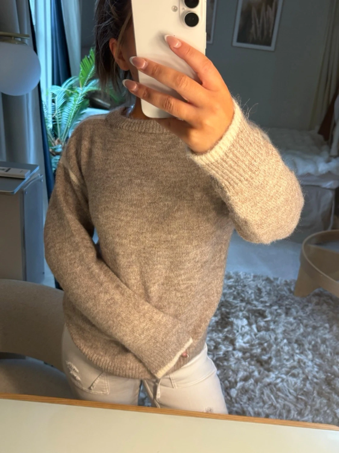 Beige stickad tröja med vit detalj - 2