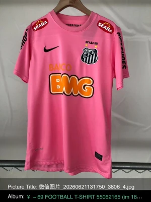 Rosa Santos FC fotbollströja Nike - Säljer en rosa fotbollströja från Nike för Santos FC med tryckta sponsorer och klubbmärke på bröstet. Tröjan är tillverkad i Dri-Fit-material som andas och har korta ärmar. Perfekt för dig som älskar fotboll och vill sticka ut på planen.