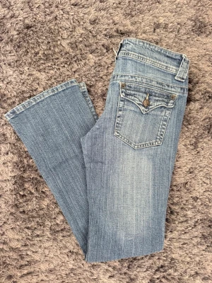 American Eagle ljusa jeans - Såååå fina ljusa lowwaist jeans från American Eagle. Midjemåttet tvärsöver är 35cm och innerbenet är 73 cm. De är en XS/S storlek!