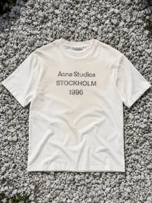 Acne studios T shirt - Hej! Säljer min acne studios T-shirt. Vit färg med en subtle wash. Storlek S och passar lite oversized.  Den är bara lite för dyr för mig att behålla. Köpt från Acne studios ett tag sen för 3300kr. All inköpsbevis finns. Skriv om ni har frågor. Säljer för 1150.