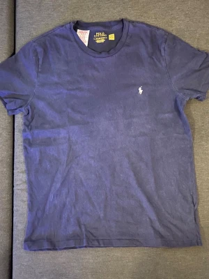 Ralph lauren t shirt  - Hej, nu så säljer jag min fina Ralph lauren t shirt, tveka inte att höra av er vid frågor👍