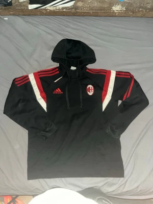 Milan hoodie - Snygg AC Milan hoodie från säsongen 14/15. Fint skick andvänt VÄLDIGT få gånger eftersom att den varit för stor när jag var mindre. Size M passar rätt för att vara M men om man ska vara väldigt noggrann så passar den på stora sidan av S. Skriv till mig vid minsta intresse eller småfrågor😁