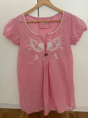 Odd Molly blus - Rosa Odd Molly blus med broderade detaljer. Storlek 1 vilket motsvarar S/36. 💕Pris kan alltid diskuteras!