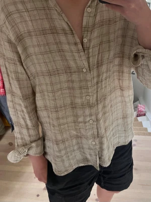 Linne skjorta  - Rutig linne skjorta från Massimo dutti, storlek M och jag är 180, passa folk som är längre/större, skriv vid frågor!