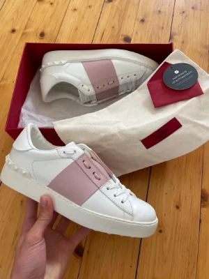 Valentino skor  - Hej! Säljer nu dessa svin schyssta Valentino open, bara skorna medföljer! Hör av dig vid frågor!