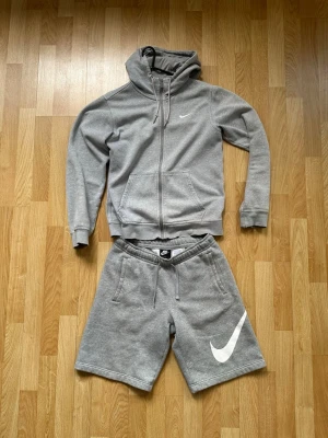Grå Nike Set - Säljer ett grått nike sett i storlek S 