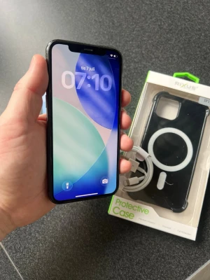 iPhone 11 Pro - 100% Batteri - 📱 iPhone 11 Pro – 64 GB ✨ Fint skick, fungerar utan problem.  ✅ Face ID & kameror fungerar perfekt 🔋 Nyligen bytt batteri (ej original) – övriga delar är original ⚫ Små, minimala svarta märken på baksidan från ett svart skal som använts. 📦 Medföljer: • Nytt skal • Skärmskydd • Laddkabel  📬 Kan även skickas vid smidig affär.