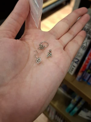 Piercing  - Säljer 4 st näspiercing jag köpte i Spanien , (har en likadan som den på andra bilden men säljer ej den jag har på mig )helt nya och köpte från en piercing affär. Säljer eftersom valde fel storlek. Köpte fel storlek 