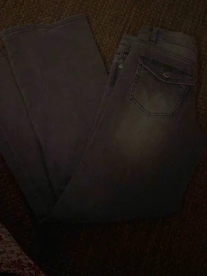 Gråa raka jeans - Säljer ett par gråa jeans med rak passform och klassisk femficksdesign. Jeansen har en diskret tvättad look och är tillverkade i ett mjukt denimtyg. Perfekta för en avslappnad och stilren outfit.