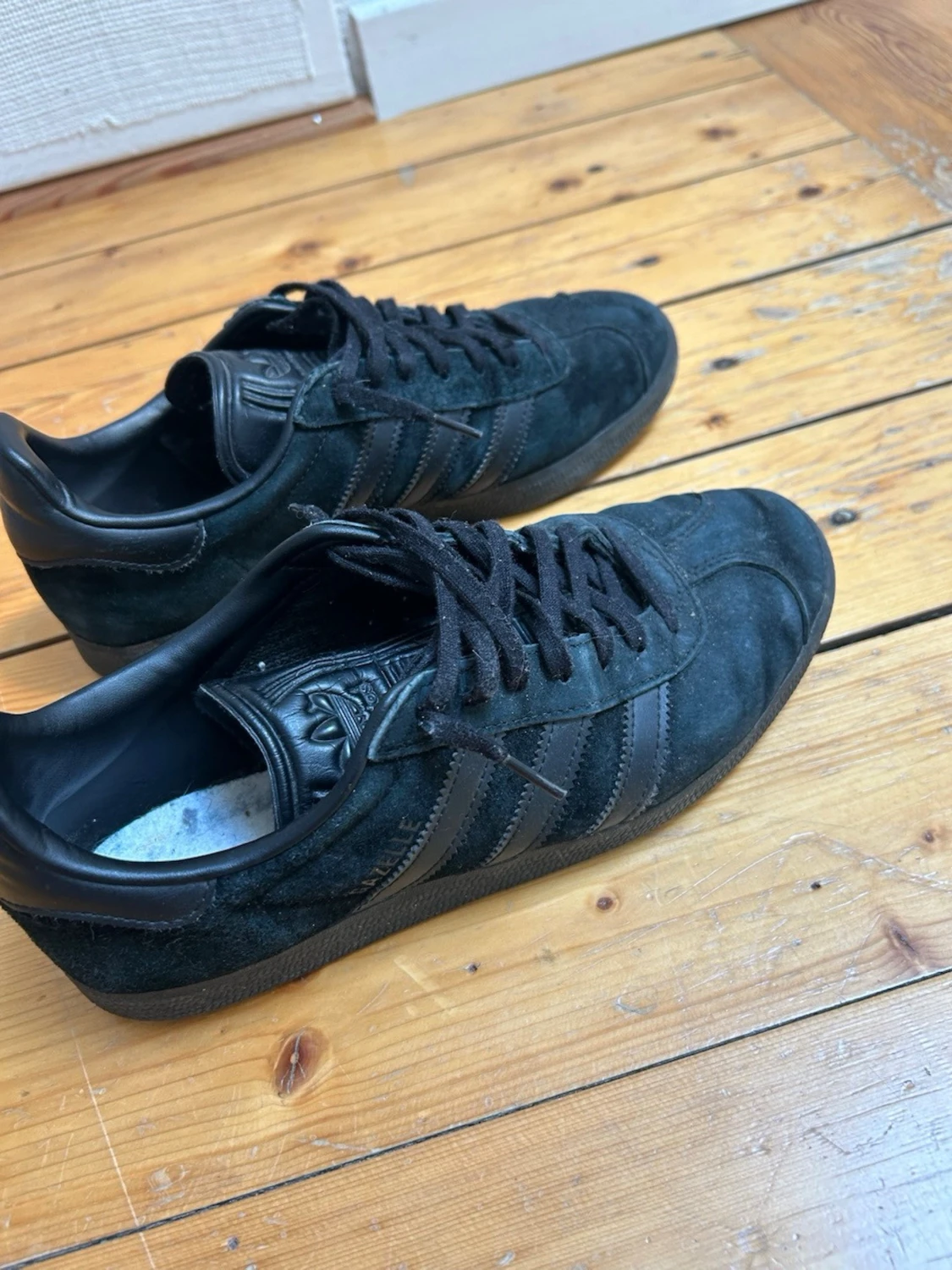 Svarta Adidas sneakers i mocka