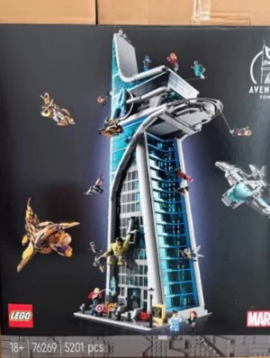 LEGO Marvel Avengers Tower 76269 - LEGO-set med Avengers Tower från Marvel, modell 76269. Innehåller 5201 bitar och flera minifigurer. Tornet är högt, blått och grått med futuristisk design och detaljerade fönster. Perfekt för dig som gillar superhjältar och stora byggprojekt.