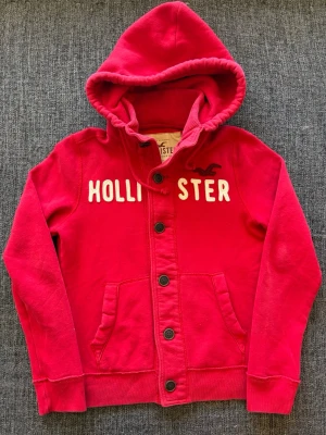 Hollister cardigan ~ sällsynt modell - Sjukt eftertraktad Hollister cardigan ~ sällsynt vintage modell med knappar som inte längre produceras | st M | färg röd | klassisk passform | perfekt vintage piece | OBS kan gå ner lite i pris vid snabb affär! 🏄