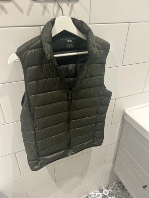 Uniqlo väst - Olivgrön Uniqlo ultra light down väst Storlek: S Skick: Mycket bra Nypris: 600 Passform: Normal Skickas inom 24h😁