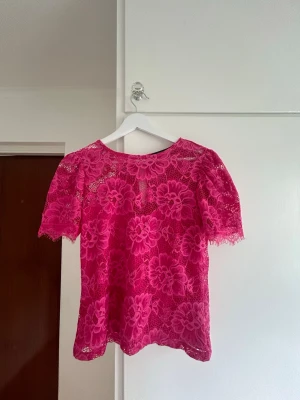Rosa spetsblus med blommönster - Säljer nu denna fina topp för att den inte kommer till använda för mig! Den är i bra skick utan några defekter 💕
