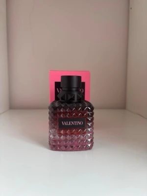 Valentino parfym - Valentino born in roma intense parfum 50 ml. Endast testad men i övrigt aldrig använd. Orginalförpackningen medföljer🖤