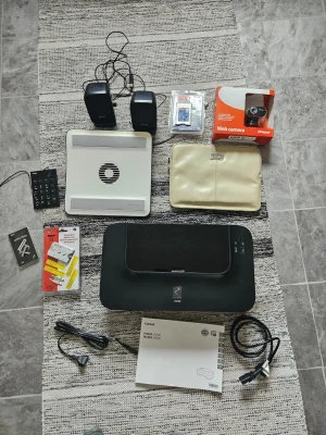 Datortillbehör nytt ej prisförslag - Nytt.  Laptopfläkt Nytt. Microfun nytt I förpackningen.  Tangentbord nytt. Webbkamera nytt I förpackningen.  Laptopväskan nytt. Mediahub nytt. Datorhögtalare bra ljud. Canon bläckstråleskrivare passar till stationär dator o bärbar dator SanDisk 6in1 PC-kortadapter med förpackningen Miniräknare 