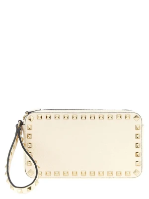 Valentino Garavani Rockstud clutch - Förhöj din stil med den djärva och trendiga Valentino Garavani "Rockstud"-clutchen. Tillverkad i lyxigt granatrött kalvskinn, har detta statement-plagg ikoniska metallnitar för en touch av edgy glamour. Den eleganta designen kompletteras med en dragkedja upptill och en praktisk handledsrem för att hålla dina nödvändigheter säkra samtidigt som du gör ett elegant intryck.  