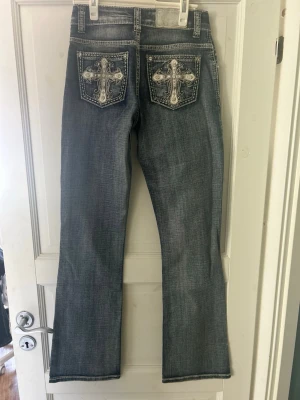Vintage low rise bootcut jeans  - Säljer mina absolut favoritbyxor då de är försmå. Bra skicka det ända är att ”lappen” i bak på midjan är sluten. De är mina mammas gamla från runt 90-00 talet! Väldigt tåliga då de är från ett riktig western märke, shyanne. Super söta kors ibak på fickorna!!Säljer de då de tyvärr blivit försmå och förkorta för mig🥲 Om det finns frågor om mått eller liknande så är det bara att höra av sig🫶🏻