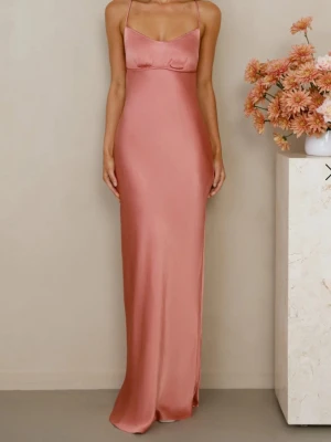 hello molly samara dress - Jättefin korallrosa balklänning med snörning i ryggen. Säljer då den var för liten för mig. Aldrig använd bara testat!! Skriv för fler bilder 💕 Nypris: 1600kr 