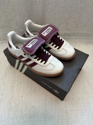 Adidas samba x wales bonner - Säljer ett par fina Adidas samba x Wales bonner skor åt min syster  • Storlek: 38 • Box + dustbag ingår Det är bara att slå en pling om du undrar något😊