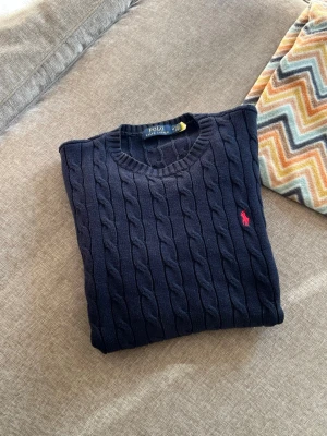 Mörkblå kabelstickad tröja Polo Ralph Lauren - Tjena, säljer denna feta Ralph lauren tröjan perfekt till en kall sommarkväll! Strl: M hör gärna av er om ni är intresserade!