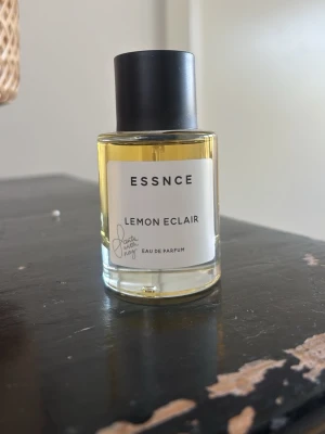 ESSNCE Lemon Eclair Eau de Parfum - Super god parfym från essence, har många parfymer och denna kommer ej till användning. Provat sparya den en gång, men skulle säga att den är helt full nästan. Som man ser på bild