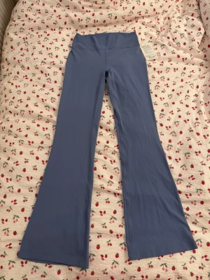 Lululemon flared tights - Träningstights från lululemon i flared design. Helt oanvända, lapp sitter kvar och kvitto finns om det önskas. Heter ”Groove Nulu Super-High-Rise Flared Pant Regular”. Är i storlek 8. De är som storlek M 💙