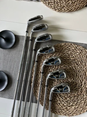 Golfklubbor vänster - Säljer av några golfklubbor, det är ett järnsett SW-5+putter och hybrid, alla klubbor är från märket Black Owl Golf. Det är perfekta nybörjarklubbor. Det är vänsterklubbor.