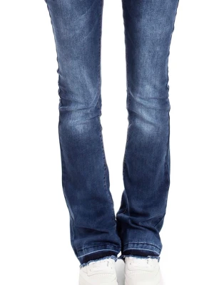 Blå bootcut jeans lågmidjade - Snygga blå bootcut jeans med fransig kant längst ner. Dom är från bestyled och sitter jättebra💗