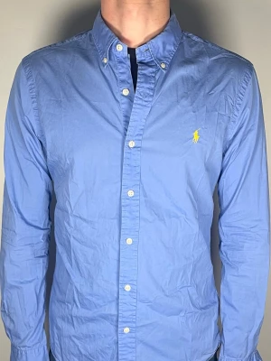 Ralph lauren skjorta - En riktig snygg och trendig Ralph lauren skjorta i fint skick, storlek S, slimfit, vid frågor är det bara att skriva // Gramenti 
