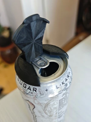 Lock till burk - monster, Nocco, celsius m.m - Säljer ett svart plastlock som passar på vanliga läsk- och energidrycksburkar. Locket har en smart öppningsfunktion som gör det enkelt att stänga och öppna burken igen. Perfekt för att hålla drycken fräsch och skydda mot insekter eller spill.