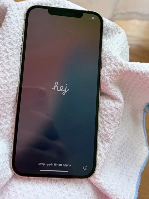 iPhone 12 Pro Max 256GB Guld - Säljer en iPhone 12 Pro Max i snygg guldig färg med 256GB lagring. du får med en laddare som är värdet 200+. Och skal 6-7 styck 