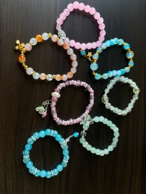 Handgjorda armband  - Superfina handgjorda armband i olika färger, 7 st. 400 kr för alla, eller 80 kr per armband. Går även att komma med prisförslag. De är inte använda 