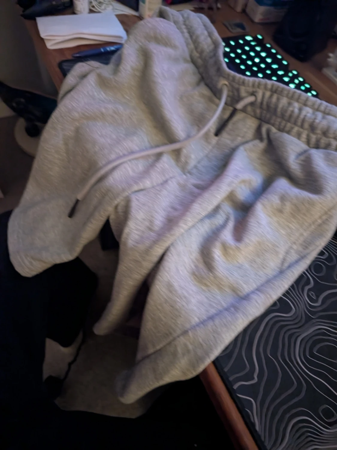Grå mjukisshorts med dragsko