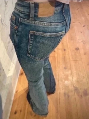 Blå bootcut jeans med hög midja - Säljer ett par blå bootcut jeans med låg midja från cheap Monday💗Storleken är 24/32🩷Perfekta för en trendig och avslappnad look🥰                                     Hör av er om ni har några frågor🩷