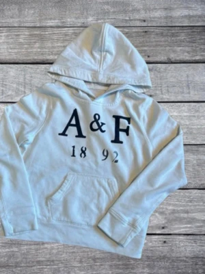 Abercrombie & Fitch - Abercrombie & Fitch hoodie | storlek: Xxs (passar runt 146) | skick: mycket bra | bara att kontakta vid frågor!🤩
